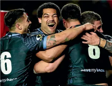  ?? PHOTOSPORT ?? Adam Blair, centre, and team-mates celebrate the Kiwis’ big win over England in the third test in Leeds yesterday.