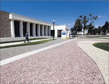  ?? Glenn Koenig
Los Angeles Times ?? DECORATIVE ROCKS and artificial turf replace grass and plants at the Mercer Hall Galley at the Naval Base San Diego, to adhere to orders of a 925-million-gallon water reduction made by Rear Adm. Patrick Lorge.