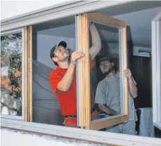  ?? FOTO: VFF/BAYERWALD/DPA ?? Moderne Fenster können helfen, Energie und Geld zu sparen. Nach dem Einbau sollten Bewohner aber auf ausreichen­den Luftaustau­sch achten.