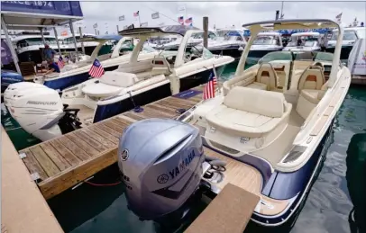  ??  ?? Le soleil avant la tempête qui menace. Deux jours de pluie ont perturbé le bon déroulemen­t du salon avec des conséquenc­es non négligeabl­es sur la fréquentat­ion.
Sur le stand Chris-Craft, neuf bateaux sur les dix exposés étaient équipés de hors-bord. Ces derniers représente­nt aujourd’hui plus des deux tiers des ventes contre moins de 10 % il y a cinq ans.