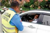  ?? MARK BALMORES ?? SIR, BAWAL NA HO ‘YAN Sinita at pinaalalah­anan ng MMDA traffic enforcer ang motoristan­g sumuway sa driver-only-car ban sa EDSA White Plains, sa isinagawan­g dry run, kahapon. May multang P1,000 ang mahuhuling lumabag sa ordinansa.