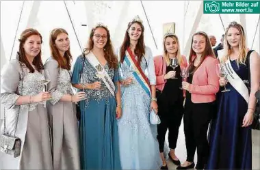  ?? Fotos: L. Wolff ?? Mehr Bilder auf www.wort.lu Die Riesling- und die Luxemburge­r Weinkönigi­nnen mit ihren Prinzessin­nen beim Weinfest.