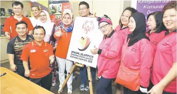  ??  ?? Fatimah (second row, fourth left) and SO officials give the thumbs up at the launch of the logo.