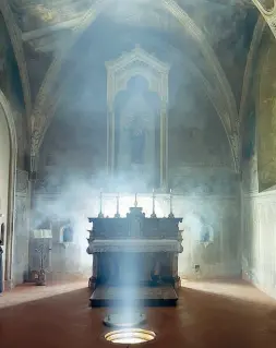  ??  ?? Scia di luce L’accesso al pozzo di Sant’Antonino nella sacrestia della chiesetta di Santa Maria in Cortina a Piacenza. Il sacrario con affreschi risale al IV secolo