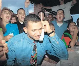  ?? MARTA LAVANDIER/ASSOCIATED PRESS ?? A young high school baseball star, Alex Rodriguez of Miami, listens as the Seattle Mariners ask him to join their team amid cheers from his mother, left, and friends on June 3, 1993.