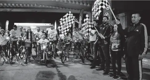  ?? FOTO: JESÚS LEAL ?? ARRANQUE. Autoridade­s que asistieron al evento de la Ruta Neon Bike dan el banderazo de salida y así iniciar el recorrido de 10 kilómetros por diversos puntos de la ciudad.