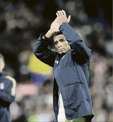  ?? FOTO: GETTY ?? Jude Bellingham saluda a la afición del Bernabéu tras la goleada al Girona