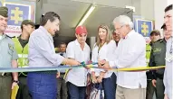  ??  ?? Néstor Martínez, Guillermo Polo, Ángela Bedoya y Joao Herrera cortan la cinta a la entrada de la sede.