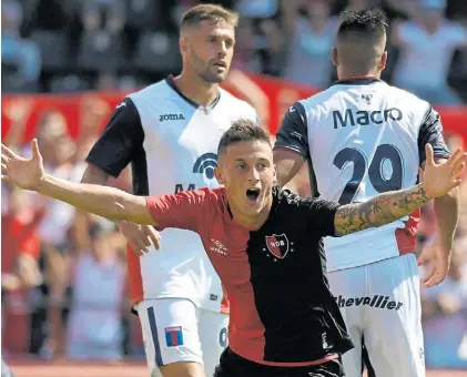  ?? JUANJO GARCÍA ?? Alegría en la cancha. Fértoli celebra el 1 a 0 para Newell’s. Lo sufren González y Diego Sosa.