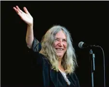  ?? (AFP) ?? La sorcière moderne par excellence: Patti Smith et sa chevelure blanche indomptée, qui se contente de pratiquer son art sans se soucier des canons de beauté attendus d’une femme.