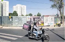  ??  ?? En la plataforma Change.org, se asegura que las torres que se construyen serán lo suficiente­mente altas como para dañar el paisaje del campus.