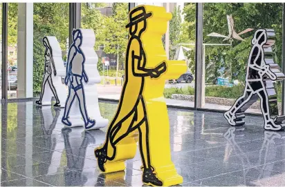  ?? FOTOS:
REICHWEIN/KÜNSTLER ?? Blick auf die „Walking Figures“von Julian Opie in der Glashalle des Lehmbruck-Museums. Die dynamische­n Statuen sind zwischen 2,30 und 2,50 Meter hoch und bestehen aus bemaltem Aluminium.