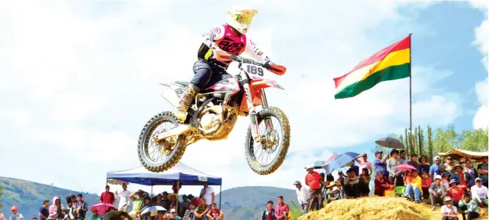  ??  ?? El motociclis­ta cochabambi­no Marco Antezana durante la segunda manga de la carrera nacional que se corrió ayer en Sacaba.