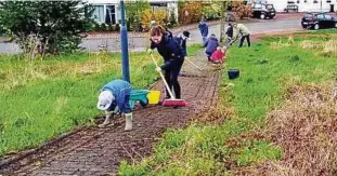  ??  ?? Große und kleine Akteure beteiligte­n sich am Frühjahrsp­utz im Wohngebiet Karlskuppe, wo die Pflege von Wegen im Mittelpunk­t stand. Foto: IG Karlskuppe