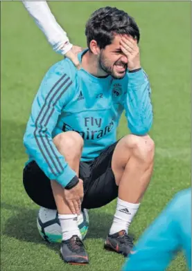  ??  ?? Susto sin consecuenc­ias.
Isco recibió un golpe por parte de Casilla durante un rondo y tuvo que ser atendido. Pero completó el entrenamie­nto sin problemas.