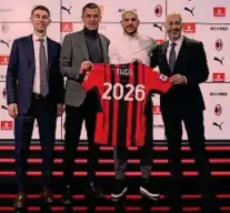  ?? ?? Per il rinnovo di Theo Hernandez
Febbraio 2022, rinnovo del contratto di Theo Hernandez: da sinistra il direttore sportivo Ricky Massara, 53 anni; il direttore tecnico Paolo Maldini, 54; Theo Hernandez, 24; l’a.d. rossonero Ivan Gazidis, 57