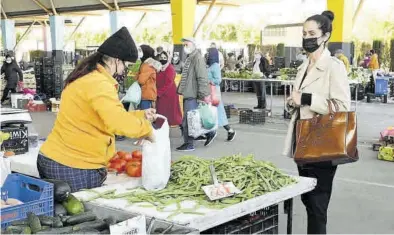  ??  ?? MANOLO NEBOT
El Mercado del Lunes de Castelló presentó ayer una afluencia menor a la habitual, según los propios comerciant­es. ((