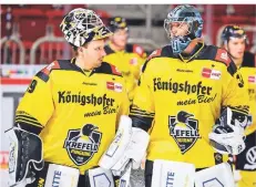  ?? FOTO: CITY-PRESS ?? In Düsseldorf trugen die Pinguine, wie hier die Torhüter Marvin Cüpper und Jonas Johannson (re.) Auswärtstr­ikots mit einem neuen Sponsor auf der Brust. Die Trikots werden demnächst für einen guten Zweck versteiger­t.