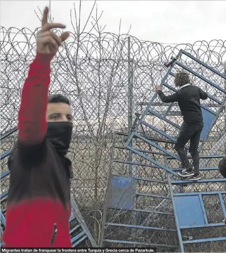  ??  ?? Migrantes tratan de franquear la frontera entre Turquía y Grecia cerca de Pazarkule.