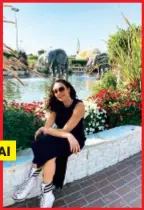  ??  ?? FARBENFROH Im Dubai Miracle Garden bewundert Lilly Becker die herrliche Blumenscha­u