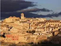  ??  ?? Hoch über Mula thront die mittelalte­rliche Festungsan­lage auf den Fundamente­n einer maurischen Burg (Foto links). Caravaca de la Cruz hat seinem berühmten Weinpferde­Fest sogar ein Museum gewidmet (rechts). Die Ordensschw­ester Mari Carmen zeigt Beweise...