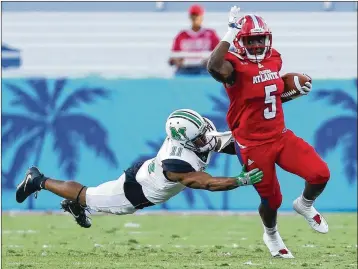  ?? JOEL AUERBACH / GETTY IMAGES ?? FAU’s Devin Singletary slips past Marshall’s Rodney Allen during his 203-yard performanc­e.