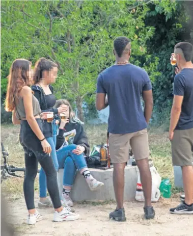 ??  ?? Un grupo de jóvenes haciendo un `botellón' sin tomar medidas sanitarias.