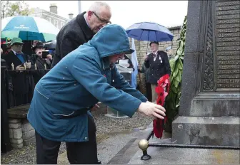  ??  ?? Michael Grant of the Western Front Associatio­n and Mrs Molloy lay a wreath.