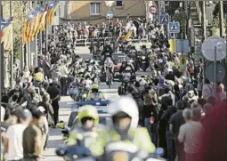  ?? FOTO: MANEL MONTILLA ?? La fiesta del ciclismo fue máxima en las calles de Berga