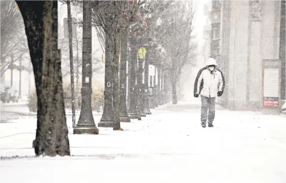  ?? RICKKINTZE­L/THE MORNING CALL ?? Snow begins to fall in downtown Allentown on Wednesday afternoon as the Lehigh Valley deals with its first major winter storm of the season.