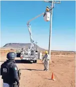  ??  ?? Trabajador­es de la CFE fueron resguardad­os por elementos de la Guardia Nacional