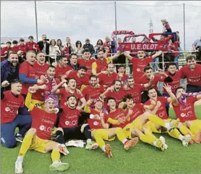  ?? FOTO: UE OLOT ?? El Olot celebró su título de liga y el ascenso después de empatar en Riudarenes