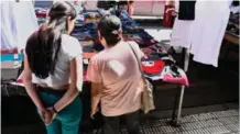  ?? FOTOS: HÉCTOR EDÚ. ?? MERCADOS. Los vendedores estacionar­ios en su mayoría ofrecen ropa, zapatos y accesorios para celulares, pero se quejan por las bajas ventas.
