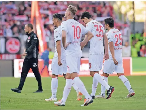  ?? FOTO: DPA ?? Niedergesc­hlagen: Die Düsseldorf­er (v.li) Kaan Ayhan, Marvin Ducksch, Marcin Kaminski und Matthias Zimmermann verlassen den Rasen in Nürnberg.