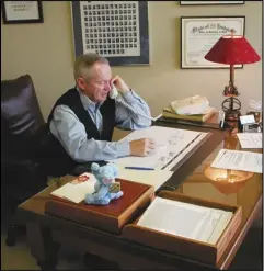  ?? SONNY MARKS/AMERICAN PRESS VIA AP ?? Rep. Vic Stelly, R-Moss Bluff, speaks in his office in Moss Bluff, La., on Nov. 5, 2002 to a constituen­t.