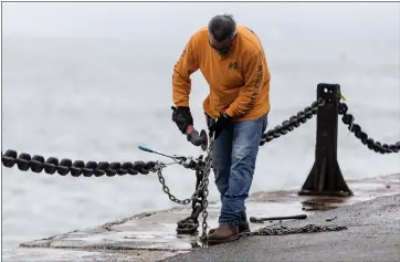 ?? PHOTOS BY KARL MONDON — STAFF PHOTOGRAPH­ER ?? TOP LEFT AND ABOVE: Rusty iron chains that have lined the road to Fort Point in San Francisco for more than 30years are in the midst of being replaced by National Park Service contractor­s with aluminum railings on Wednesday.