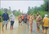  ??  ?? Police personnel helping floodaffec­ted people in Barabanki.