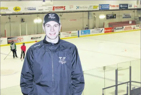  ?? MATT LITTLE ?? Charles Grant, a former midget Wildcat, is now behind the bench of the junior A Valley Wildcats as a goalie coach.