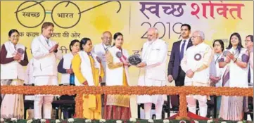  ?? ANIL DAYAL/HT ?? ■ Prime Minister Narendra Modi felicitati­ng a woman sarpanch with Swachh Shakti Award 2019 during the launch of Swachh Shakti 2019 programme at Mela ground in Kurukshetr­a on Tuesday.