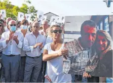  ?? FOTO: GAIZKA IROZ/DPA ?? Veronique Monguillot, Ehefrau des getöteten Busfahrers Philippe Monguillot, hält ein Foto mit ihrem Ehemann während eines Protestmar­sches.