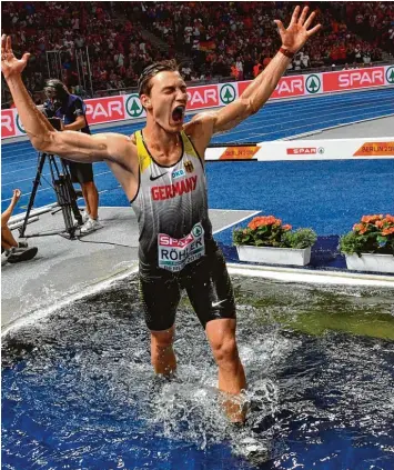  ?? Foto: Andrej Isakovic, afp ?? Ein Bad nach dem Triumph: Thomas Röhler hatte allen Grund zum Jubeln. Nach 1986 gewann wieder einmal ein Deutscher Gold bei der Europameis­terschaft.