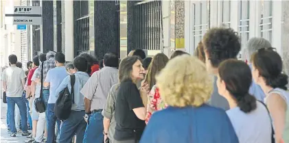  ??  ?? A la espera. Una cola en una dependenci­a de la AFIP. Expectativ­a por el resultado del blanqueo.