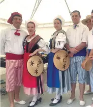  ??  ?? Nice La Belle, grupo que difunde música regional del sur de Francia, hizo bailar a varias niñas al ritmo de “Bella ciao”.