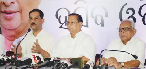  ??  ?? AICC in- charge of Odisha Jitendra Singh ( left) addressing media persons in Bhubaneswa­r as PCC chief Niranjan Patnaik ( centre) looks on.