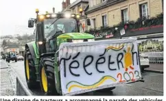  ?? ?? Une dizaine de tracteurs a accompagné la parade des véhicules dans les rues de la ville