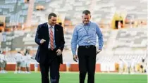  ?? AP PHOTO ?? Florda head coach Dan Mullen, left, walks with the Gators’ athletic director, Scott Stricklin, before a September 2018 visit to Tennessee to face the Vols at Neyland Stadium.