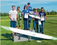  ?? Foto: Eduard Glogger ?? Die Sieger beim 26. Elektro Segelflugw­ettbewerb des MLV. Von links, Erwachsene: 2. Stefan Schwartz, 1. Stefan Gruber, 3. Kurt Genkinger, Jugend: 2. Moritz Aschen brenner, 1. Leon Gruber, 3. Luca Baumann.