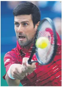  ?? AP ?? SIGUE FIRME. Novak Djokovic regresa una bola a John Isner.