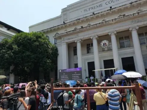  ?? SUPREME COURT PHOTO ?? MANILA. Successful Bar examinees cheer as they see their names flashed on the LED screen at the SC New Building courtyard. A total of 1,800, or 22.07 percent, of the 8,158 examinees passed the 2018 Bar.