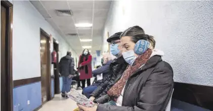  ?? CARLOS GIL ?? Pacientes con mascarilla, cuando el Ministerio de Sanidad volvió a ponerlas obligatori­as por el repunte.